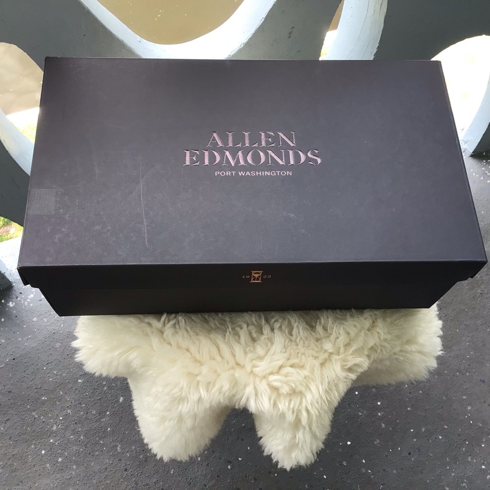 NWT Allen Edmonds Hayes Venetian Blue Flats Loafers with Dust Bag and Shoe Cover